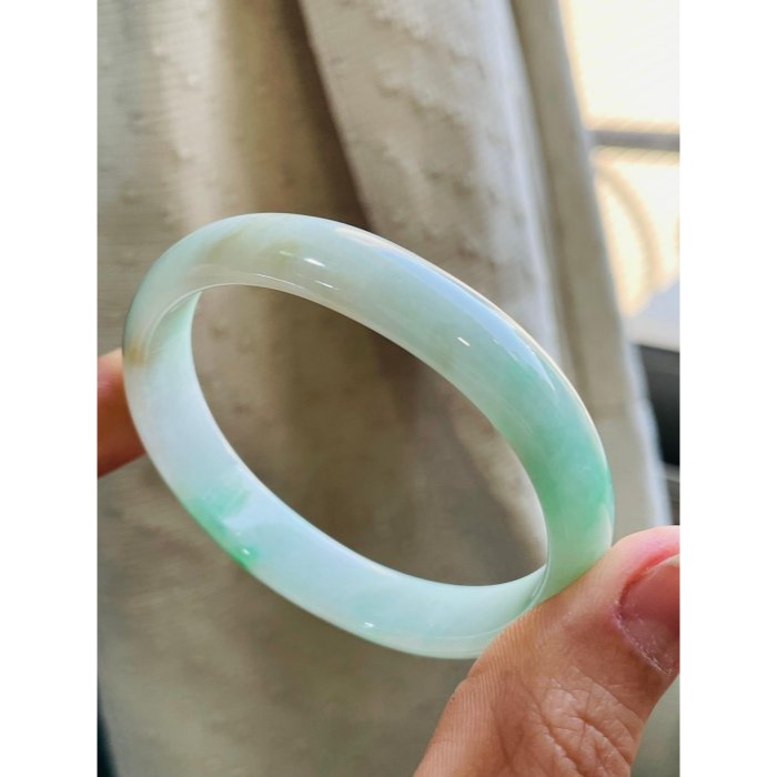 福利品~天然A貨緬甸玉 冰潤白底青灑金翡翠貴妃鐲51.5 16圍 透光細潤白綠分明 幾抹灑金點綴-細節圖6