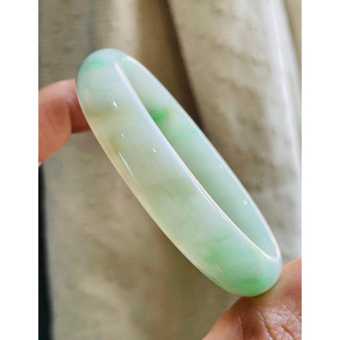 福利品~天然A貨緬甸玉 冰潤白底青灑金翡翠貴妃鐲51.5 16圍 透光細潤白綠分明 幾抹灑金點綴-細節圖7