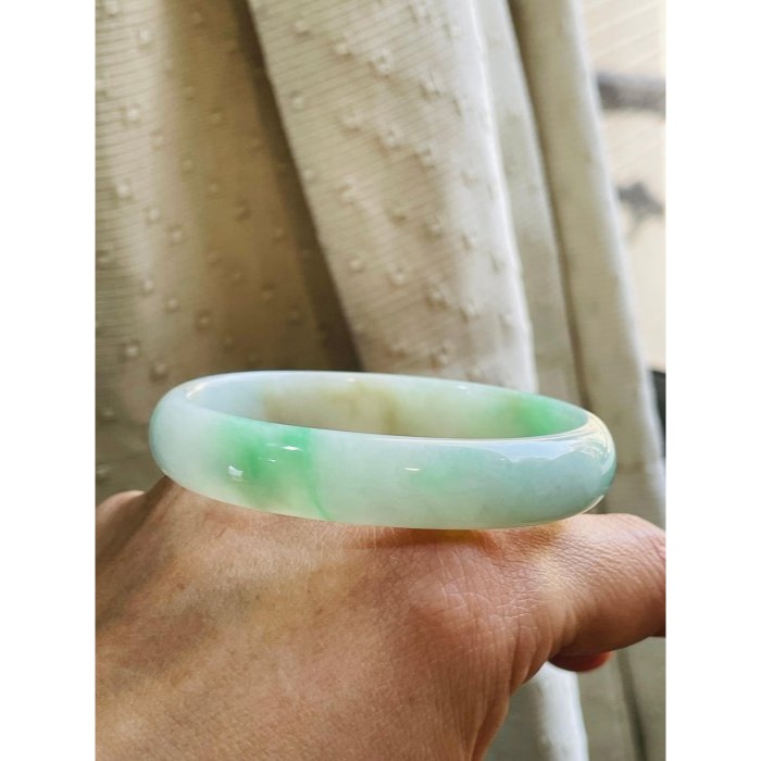 福利品~天然A貨緬甸玉 冰潤白底青灑金翡翠貴妃鐲51.5 16圍 透光細潤白綠分明 幾抹灑金點綴-細節圖8