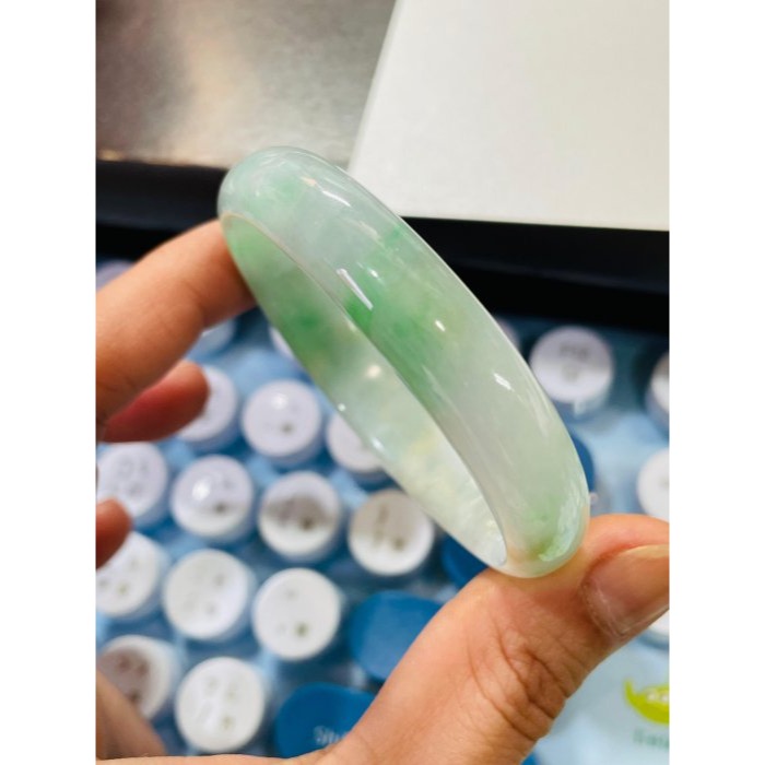 福利品~天然A貨緬甸玉 冰潤白底青灑金翡翠貴妃鐲51.5 16圍 透光細潤白綠分明 幾抹灑金點綴-細節圖9