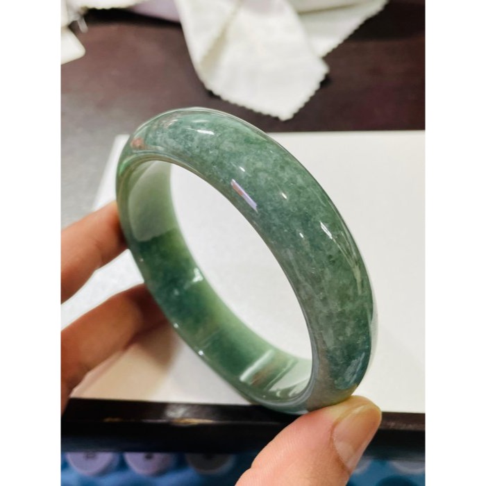 天然A貨緬甸玉 老坑菠菜綠輪胎寬條翡翠平安鐲59 19圍 冰膠滿底色 色勻稱鐲完美-細節圖10
