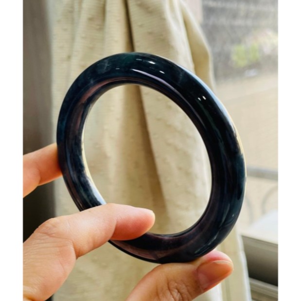 天然A貨緬甸玉 老烏雞純黑圓條翡翠圓骨鐲58 19圍 鋼琴鏡面光澤 暗藏一抹綠 90%完美度-細節圖2