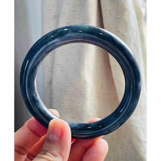 天然A貨緬甸玉 老烏雞純黑圓條翡翠圓骨鐲58 19圍 鋼琴鏡面光澤 暗藏一抹綠 90%完美度-細節圖3