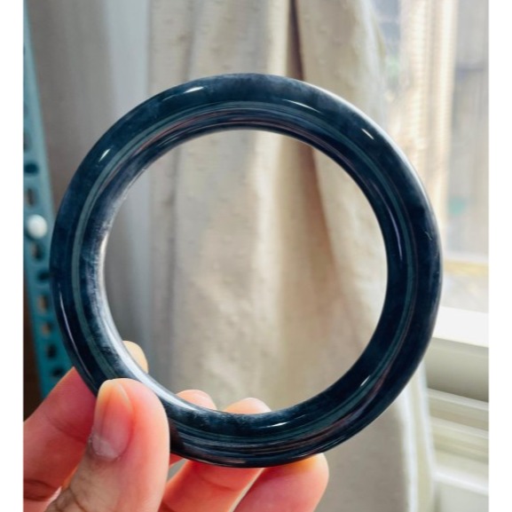 天然A貨緬甸玉 老烏雞純黑圓條翡翠圓骨鐲58 19圍 鋼琴鏡面光澤 暗藏一抹綠 90%完美度-細節圖4