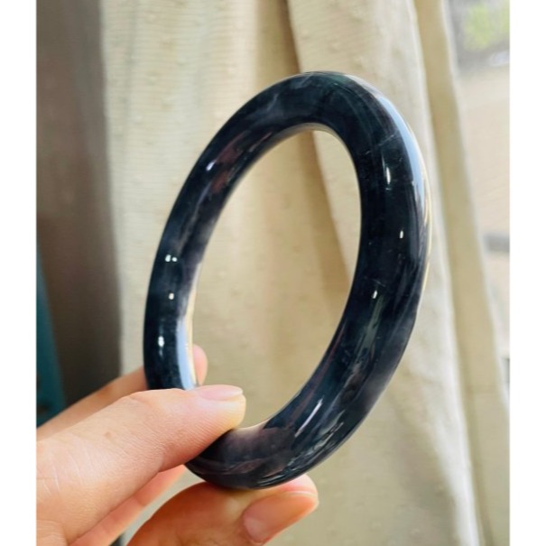 天然A貨緬甸玉 老烏雞純黑圓條翡翠圓骨鐲58 19圍 鋼琴鏡面光澤 暗藏一抹綠 90%完美度-細節圖5