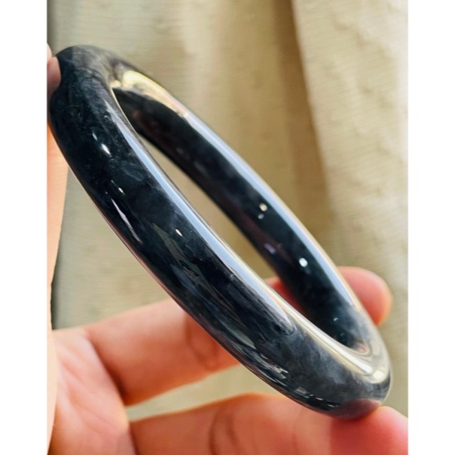 天然A貨緬甸玉 老烏雞純黑圓條翡翠圓骨鐲58 19圍 鋼琴鏡面光澤 暗藏一抹綠 90%完美度-細節圖6