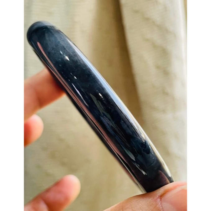 天然A貨緬甸玉 老烏雞純黑圓條翡翠圓骨鐲58 19圍 鋼琴鏡面光澤 暗藏一抹綠 90%完美度-細節圖7