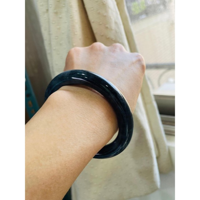 天然A貨緬甸玉 老烏雞純黑圓條翡翠圓骨鐲58 19圍 鋼琴鏡面光澤 暗藏一抹綠 90%完美度-細節圖8
