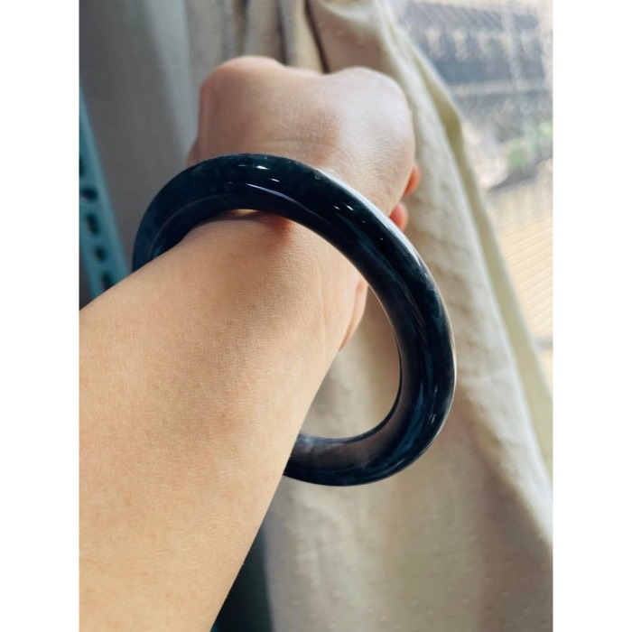 天然A貨緬甸玉 老烏雞純黑圓條翡翠圓骨鐲58 19圍 鋼琴鏡面光澤 暗藏一抹綠 90%完美度-細節圖9