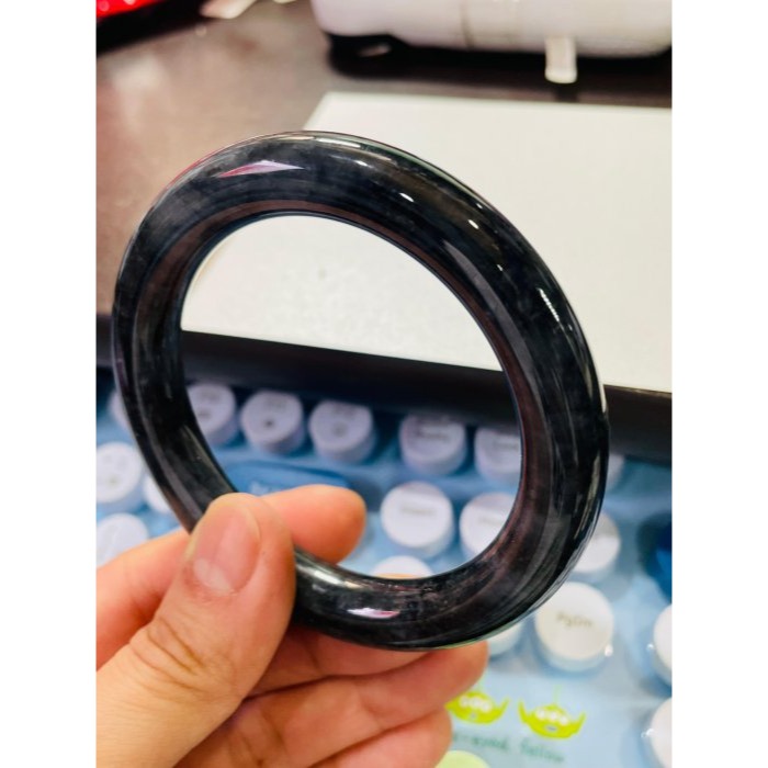 天然A貨緬甸玉 老烏雞純黑圓條翡翠圓骨鐲58 19圍 鋼琴鏡面光澤 暗藏一抹綠 90%完美度-細節圖10