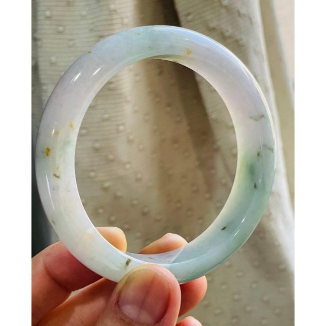 天然A貨緬甸玉 冰潤亮春彩桂花糕翡翠平安鐲55.5 18圍 甜甜粉嫩紫綠滿底色 點綴滿滿灑金小碎花 完美特色手鐲-細節圖3