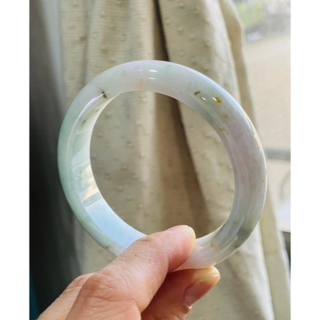 天然A貨緬甸玉 冰潤亮春彩桂花糕翡翠平安鐲55.5 18圍 甜甜粉嫩紫綠滿底色 點綴滿滿灑金小碎花 完美特色手鐲-細節圖8