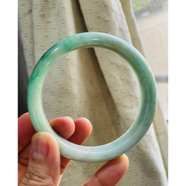 天然A貨緬甸玉 辣色白底青翡翠平安鐲54.9 18圍 帶無摳淺紋及色根紋 完美度90%-細節圖3