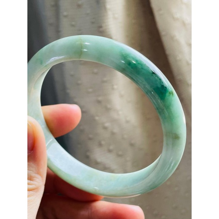 天然A貨緬甸玉 辣色白底青翡翠平安鐲54.9 18圍 帶無摳淺紋及色根紋 完美度90%-細節圖4