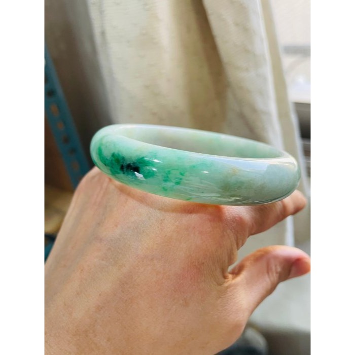 天然A貨緬甸玉 辣色白底青翡翠平安鐲54.9 18圍 帶無摳淺紋及色根紋 完美度90%-細節圖8