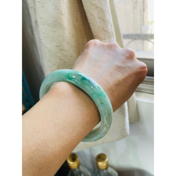 天然A貨緬甸玉 辣色白底青翡翠平安鐲54.9 18圍 帶無摳淺紋及色根紋 完美度90%-細節圖9