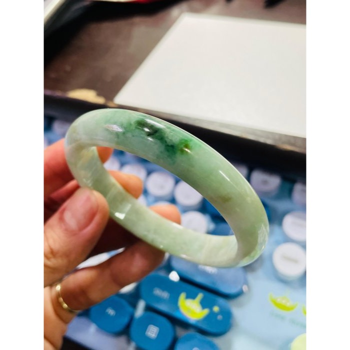 天然A貨緬甸玉 辣色白底青翡翠平安鐲54.9 18圍 帶無摳淺紋及色根紋 完美度90%-細節圖10