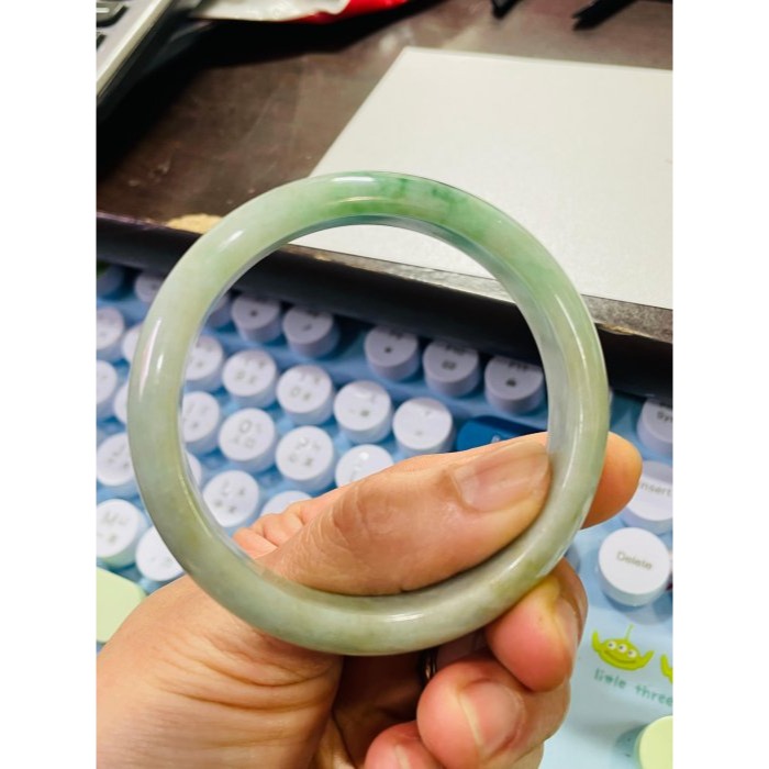 天然A貨緬甸玉 辣色白底青翡翠平安鐲54.9 18圍 帶無摳淺紋及色根紋 完美度90%-細節圖11