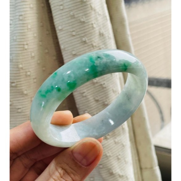 天然A貨緬甸玉 辣陽白底青寬版翡翠貴妃鐲52.8 16.5圍 帶棉 陽綠帶多色辣 完美鐲-細節圖2