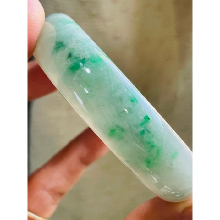 天然A貨緬甸玉 辣陽白底青寬版翡翠貴妃鐲52.8 16.5圍 帶棉 陽綠帶多色辣 完美鐲-細節圖8