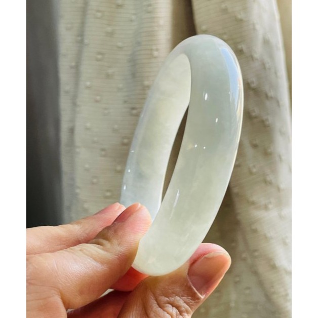 天然A貨緬甸玉 冰潤淡晴底色寬版翡翠平安鐲57 18.5圍 乾淨淡綠底色 色淡勻稱 厚條完美手鐲-細節圖5