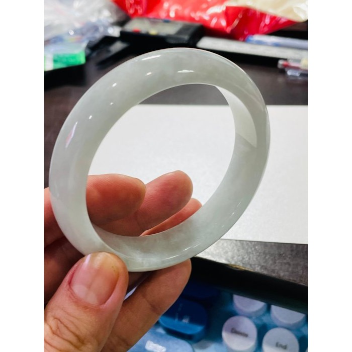 天然A貨緬甸玉 冰潤淡晴底色寬版翡翠平安鐲57 18.5圍 乾淨淡綠底色 色淡勻稱 厚條完美手鐲-細節圖10
