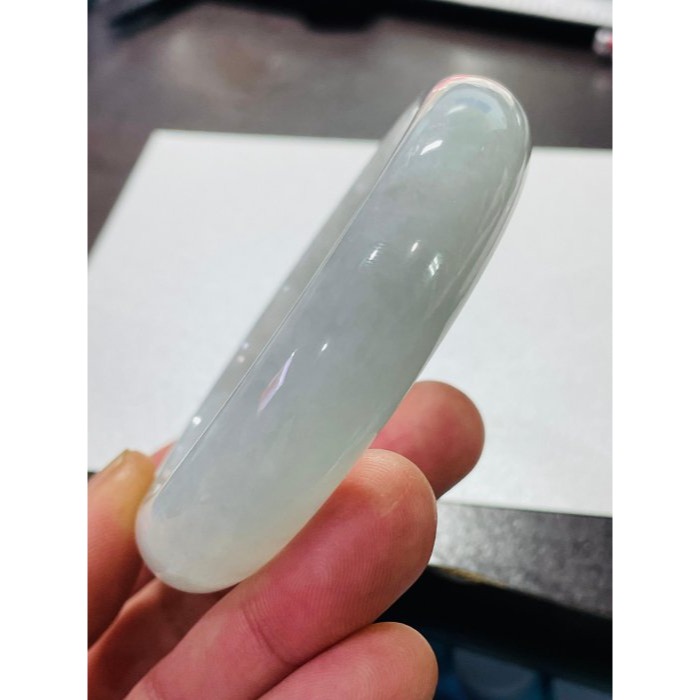 天然A貨緬甸玉 冰潤淡晴底色寬版翡翠平安鐲57 18.5圍 乾淨淡綠底色 色淡勻稱 厚條完美手鐲-細節圖11
