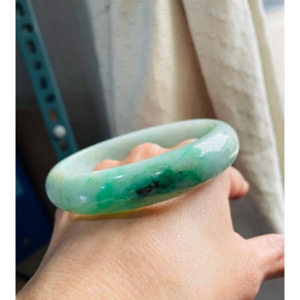 天然A貨緬甸玉 細潤陽綠飄花寬版翡翠平安鐲61.7 20圍 底庄細膩完美鐲 綠花黑花灑金點綴 整圈帶淡綠底色-細節圖2