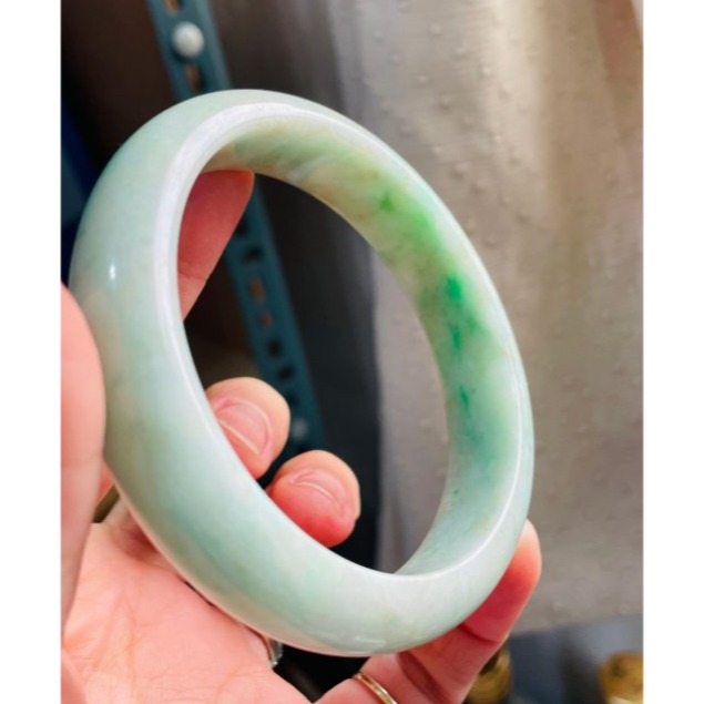 天然A貨緬甸玉 細潤陽綠飄花寬版翡翠平安鐲61.7 20圍 底庄細膩完美鐲 綠花黑花灑金點綴 整圈帶淡綠底色-細節圖3