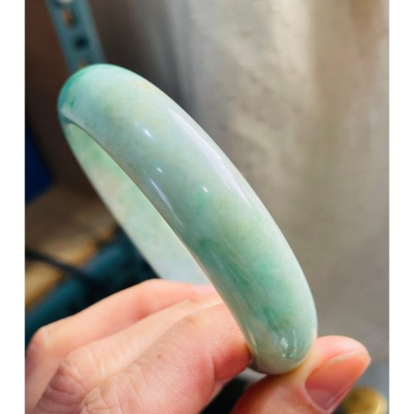 天然A貨緬甸玉 細潤陽綠飄花寬版翡翠平安鐲61.7 20圍 底庄細膩完美鐲 綠花黑花灑金點綴 整圈帶淡綠底色-細節圖4