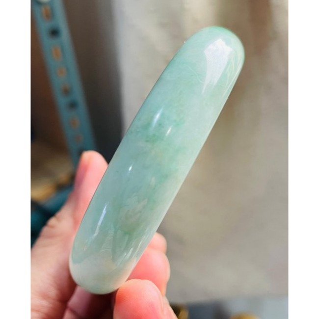 天然A貨緬甸玉 細潤陽綠飄花寬版翡翠平安鐲61.7 20圍 底庄細膩完美鐲 綠花黑花灑金點綴 整圈帶淡綠底色-細節圖5