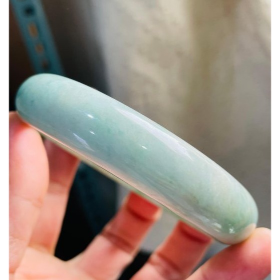 天然A貨緬甸玉 細潤陽綠飄花寬版翡翠平安鐲61.7 20圍 底庄細膩完美鐲 綠花黑花灑金點綴 整圈帶淡綠底色-細節圖6