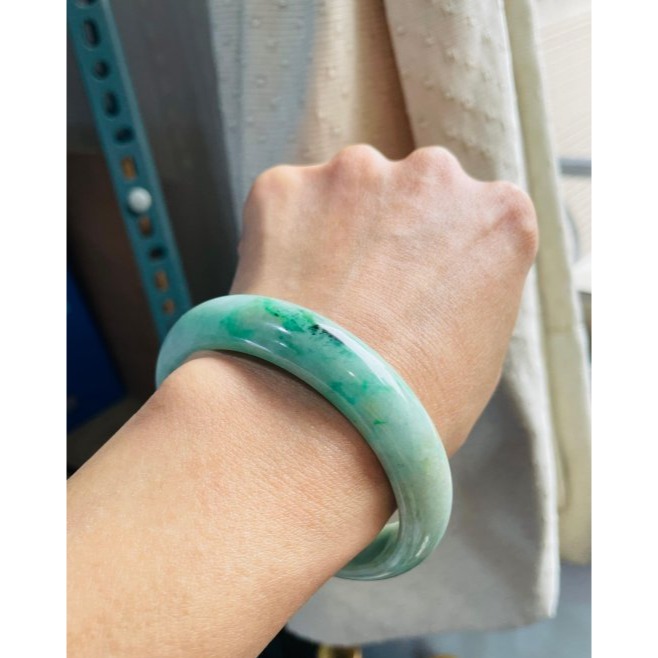 天然A貨緬甸玉 細潤陽綠飄花寬版翡翠平安鐲61.7 20圍 底庄細膩完美鐲 綠花黑花灑金點綴 整圈帶淡綠底色-細節圖7