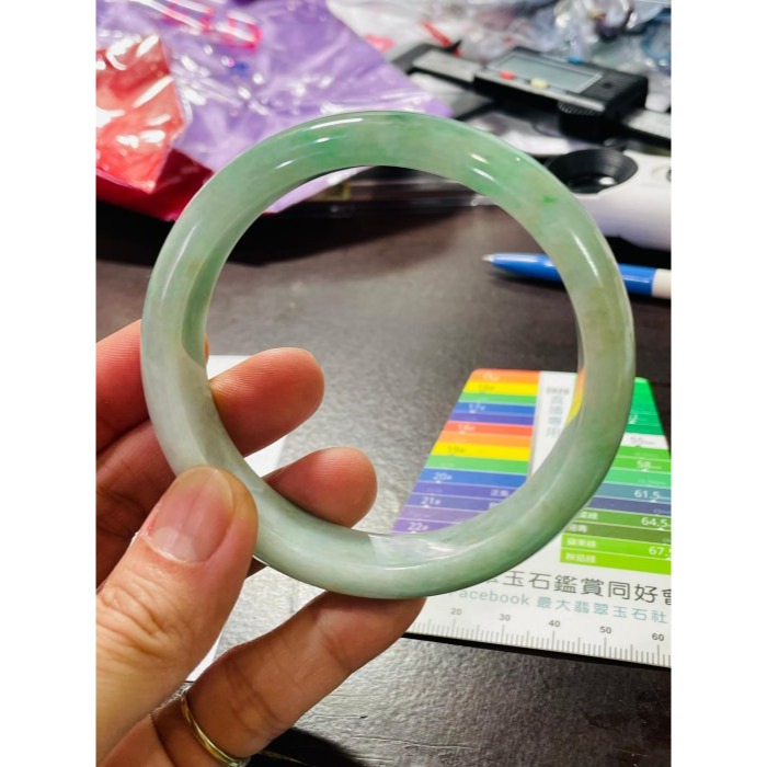 天然A貨緬甸玉 細潤陽綠飄花寬版翡翠平安鐲61.7 20圍 底庄細膩完美鐲 綠花黑花灑金點綴 整圈帶淡綠底色-細節圖9
