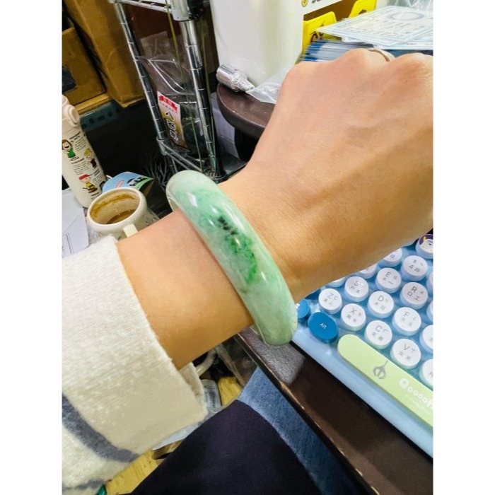 天然A貨緬甸玉 細潤陽綠飄花寬版翡翠平安鐲61.7 20圍 底庄細膩完美鐲 綠花黑花灑金點綴 整圈帶淡綠底色-細節圖10