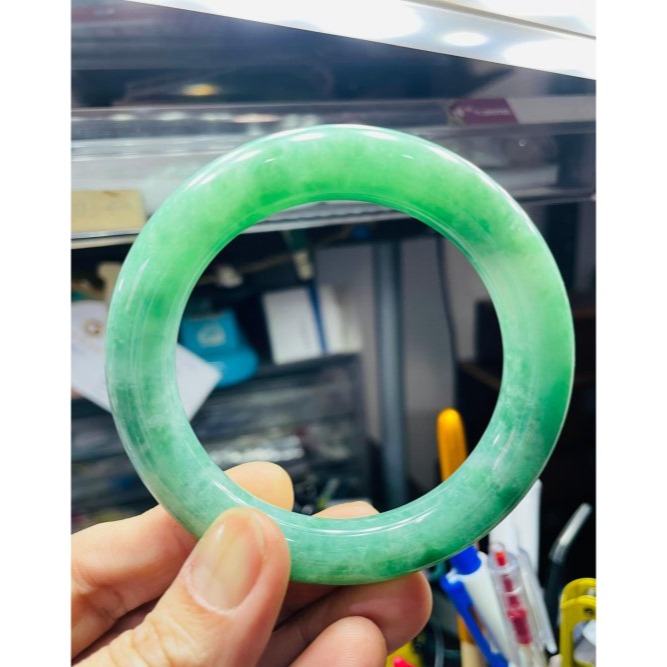 天然A貨緬甸玉 冰濃綠粗條翡翠圓骨鐲55.3 18圍 起冰濃郁正綠 貴氣滿綠手鐲 完美度95%  附台証-細節圖9