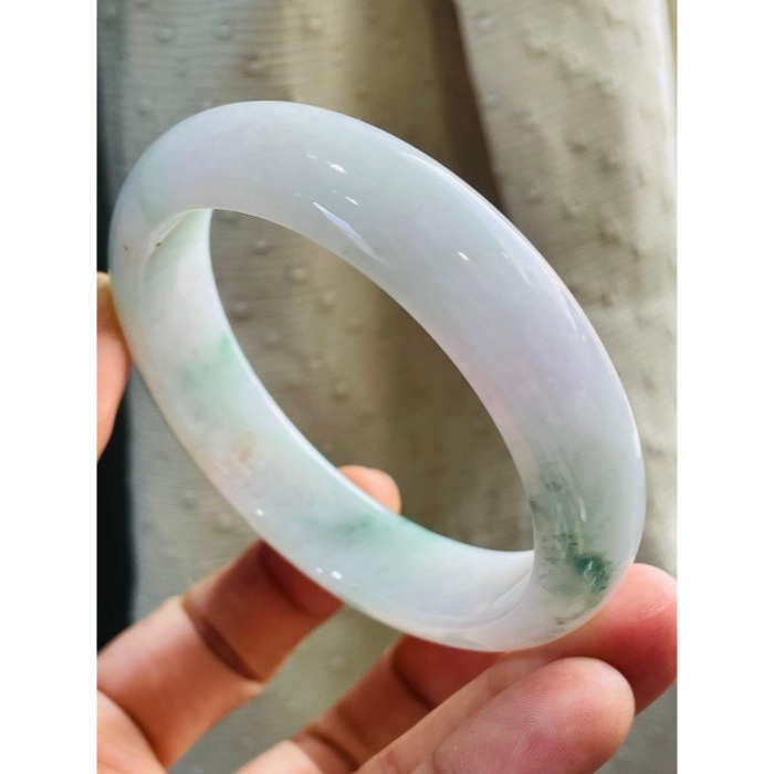 天然A貨緬甸玉 芙蓉種 膠潤綠飄花藏金翡翠平安鐲56.8 18.5圍  膠潤粉帶白底色 多多靈動碎綠花點綴 附台証-細節圖2