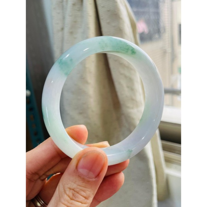 天然A貨緬甸玉 芙蓉種 膠潤綠飄花藏金翡翠平安鐲56.8 18.5圍  膠潤粉帶白底色 多多靈動碎綠花點綴 附台証-細節圖3