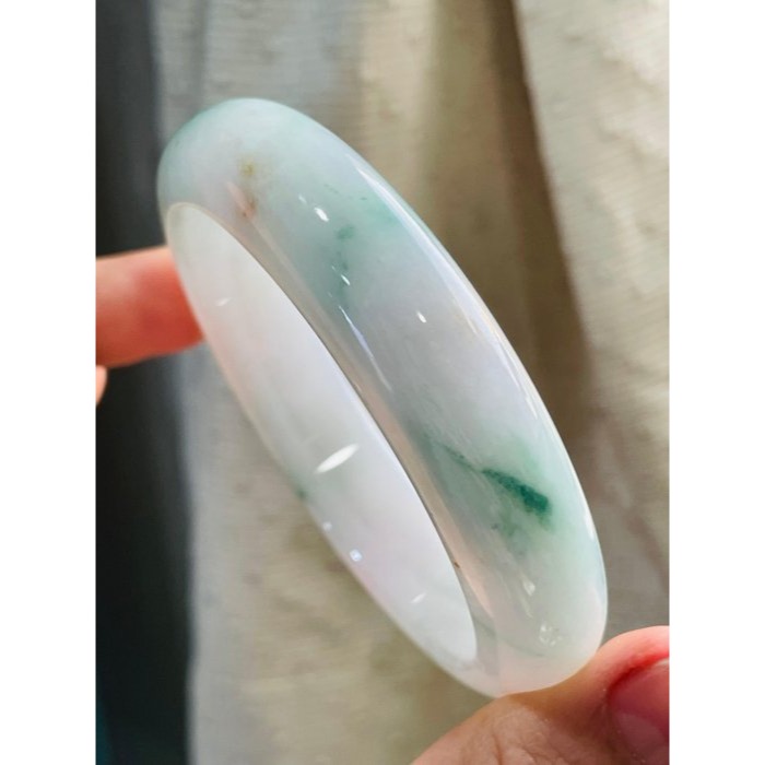 天然A貨緬甸玉 芙蓉種 膠潤綠飄花藏金翡翠平安鐲56.8 18.5圍  膠潤粉帶白底色 多多靈動碎綠花點綴 附台証-細節圖4