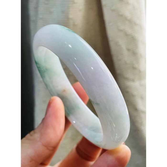 天然A貨緬甸玉 芙蓉種 膠潤綠飄花藏金翡翠平安鐲56.8 18.5圍  膠潤粉帶白底色 多多靈動碎綠花點綴 附台証-細節圖5