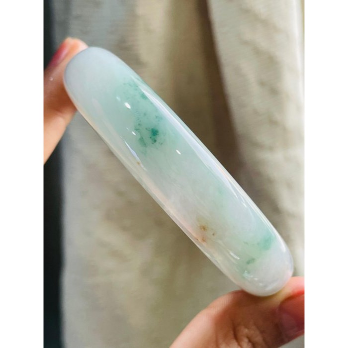 天然A貨緬甸玉 芙蓉種 膠潤綠飄花藏金翡翠平安鐲56.8 18.5圍  膠潤粉帶白底色 多多靈動碎綠花點綴 附台証-細節圖6