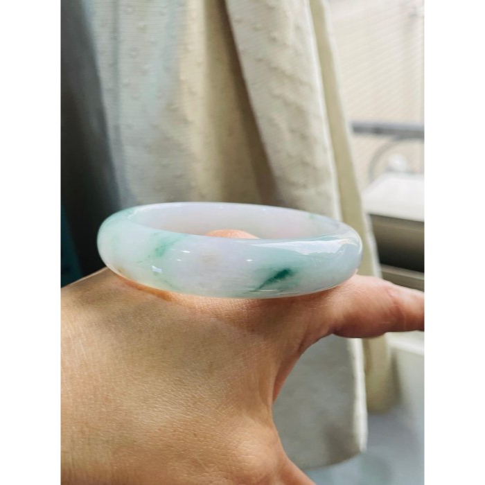 天然A貨緬甸玉 芙蓉種 膠潤綠飄花藏金翡翠平安鐲56.8 18.5圍  膠潤粉帶白底色 多多靈動碎綠花點綴 附台証-細節圖7