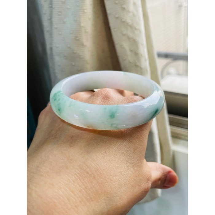 天然A貨緬甸玉 芙蓉種 膠潤綠飄花藏金翡翠平安鐲56.8 18.5圍  膠潤粉帶白底色 多多靈動碎綠花點綴 附台証-細節圖8