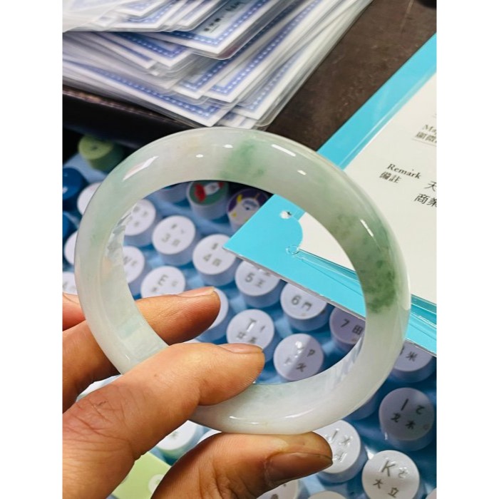 天然A貨緬甸玉 芙蓉種 膠潤綠飄花藏金翡翠平安鐲56.8 18.5圍  膠潤粉帶白底色 多多靈動碎綠花點綴 附台証-細節圖9