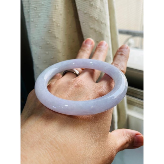 天然A貨緬甸玉 冰潤亮紫俏綠翡翠圓骨鐲55 18.5圍 透光滿色冰亮紫 帶看不見的綠 完美度95% 附台証-細節圖8