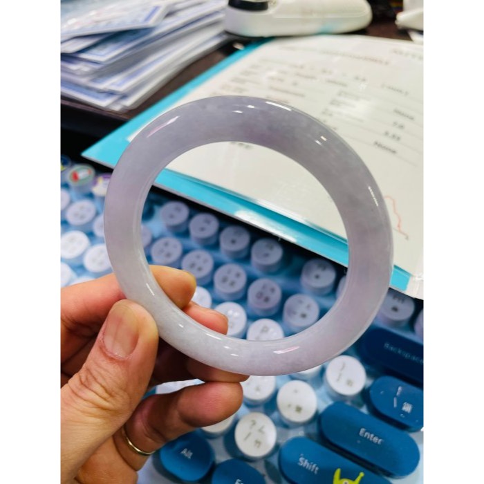 天然A貨緬甸玉 冰潤亮紫俏綠翡翠圓骨鐲55 18.5圍 透光滿色冰亮紫 帶看不見的綠 完美度95% 附台証-細節圖9