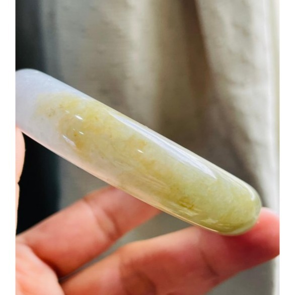 天然A貨緬甸玉 冰潤雪梨黃半山水色翡翠平安鐲56.4 18.5圍 起冰天然過底梨黃 帶半截白冰 色鮮亮完美手鐲-細節圖5
