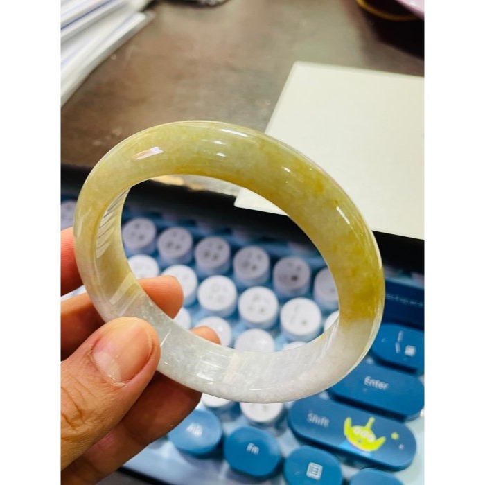 天然A貨緬甸玉 冰潤雪梨黃半山水色翡翠平安鐲56.4 18.5圍 起冰天然過底梨黃 帶半截白冰 色鮮亮完美手鐲-細節圖9
