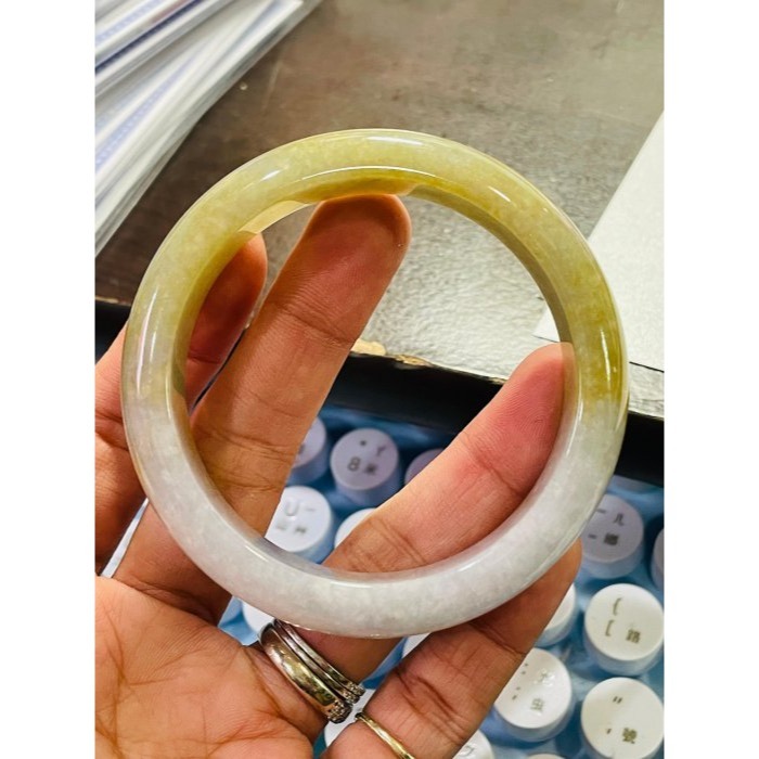 天然A貨緬甸玉 冰潤雪梨黃半山水色翡翠平安鐲56.4 18.5圍 起冰天然過底梨黃 帶半截白冰 色鮮亮完美手鐲-細節圖10