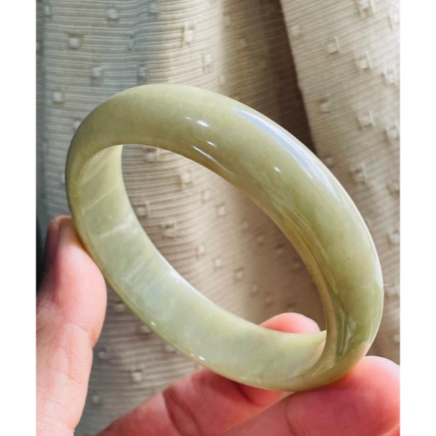 天然A貨緬甸玉 芙蓉種 細潤秋香黃滿色寬版翡翠平安鐲57.3 18.5圍 無晶體細肉 梨黃過渡綠 色滿勻稱天然無燒色完美-細節圖3